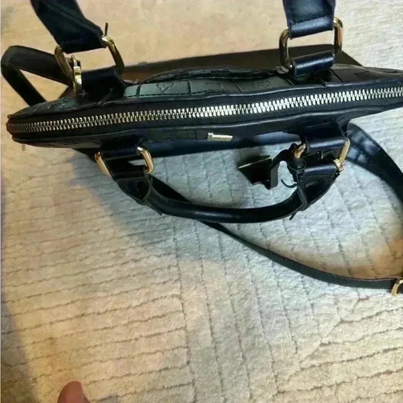 Beautiful London Fog vegan leather zip around purse. - Picture 9 of 9